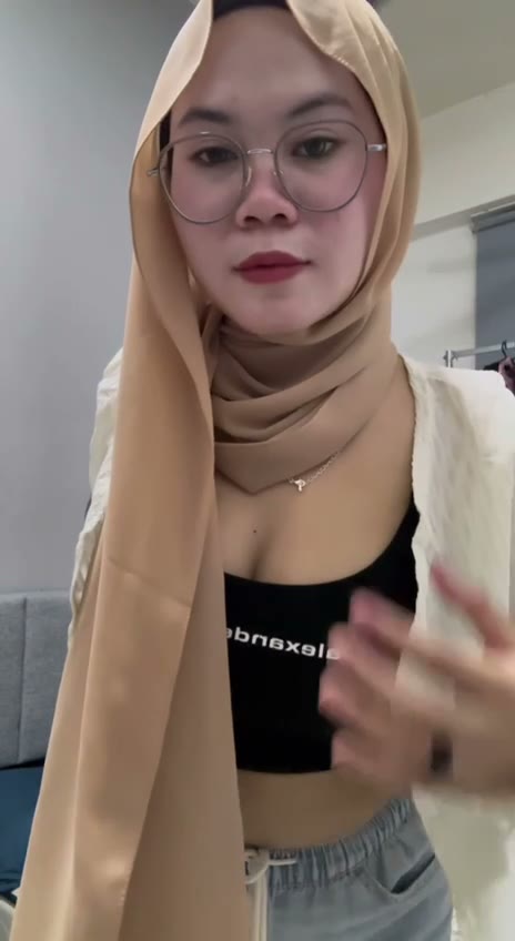 ukthy jilbab kesagnean jadi host live