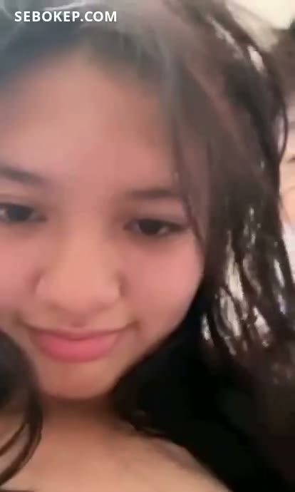 kaka adek diam diam main di wc adeknya pasrah keenakan