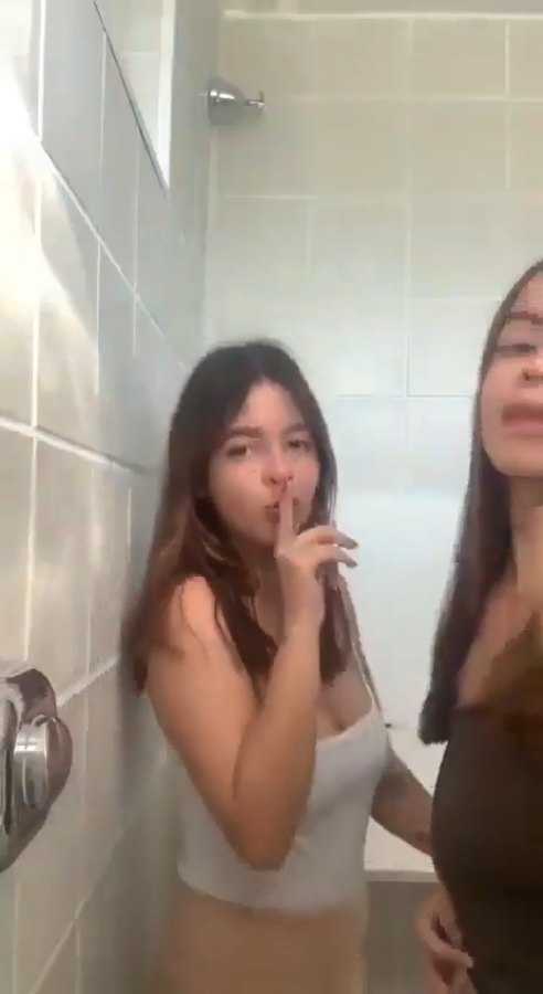 kaka adek lesbian diam diam di kamar mandi 