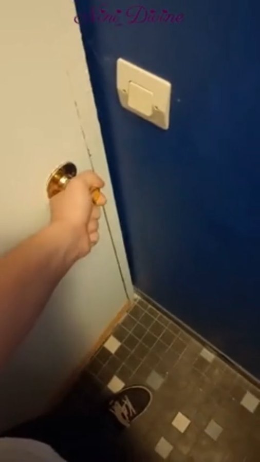 pak bos udah gatahan sama asistennya jadi ngajakin bercocok tanam di toilet kantor