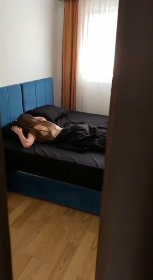 adek tiri lagi tidur pules dikamar tiba tiba di masukin abangnya diam diam