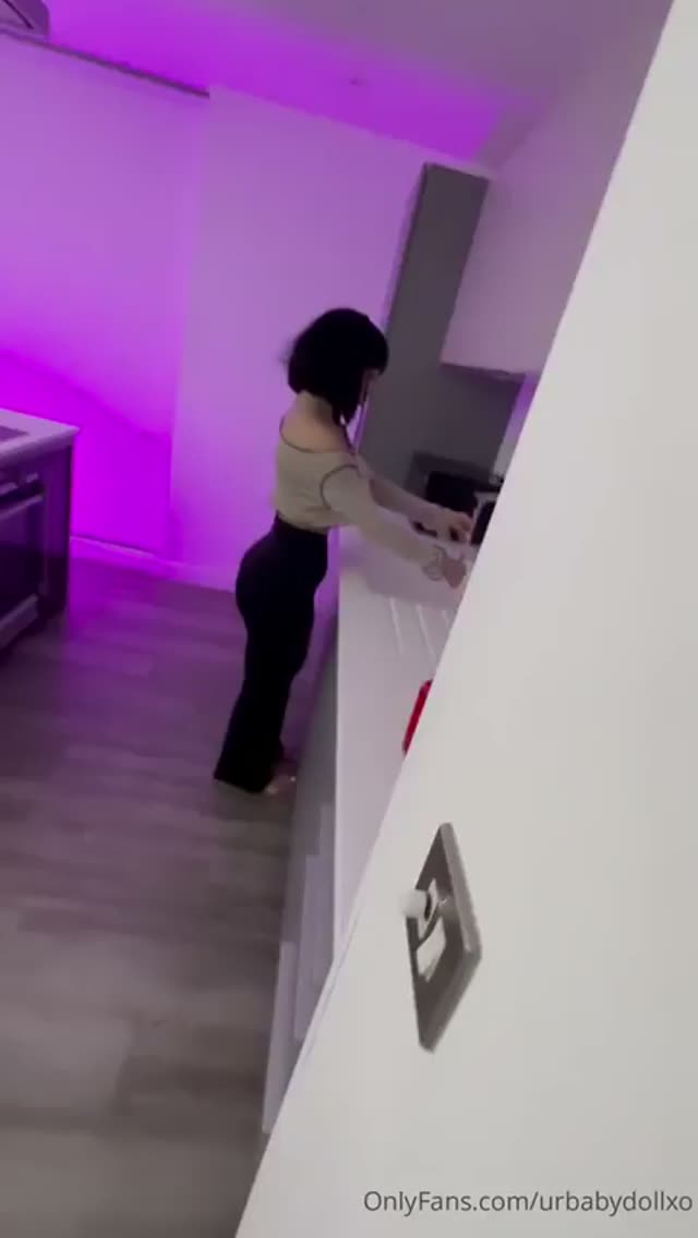 godain pembantu di dapur yang masih bening mulus baru lulus sekolah