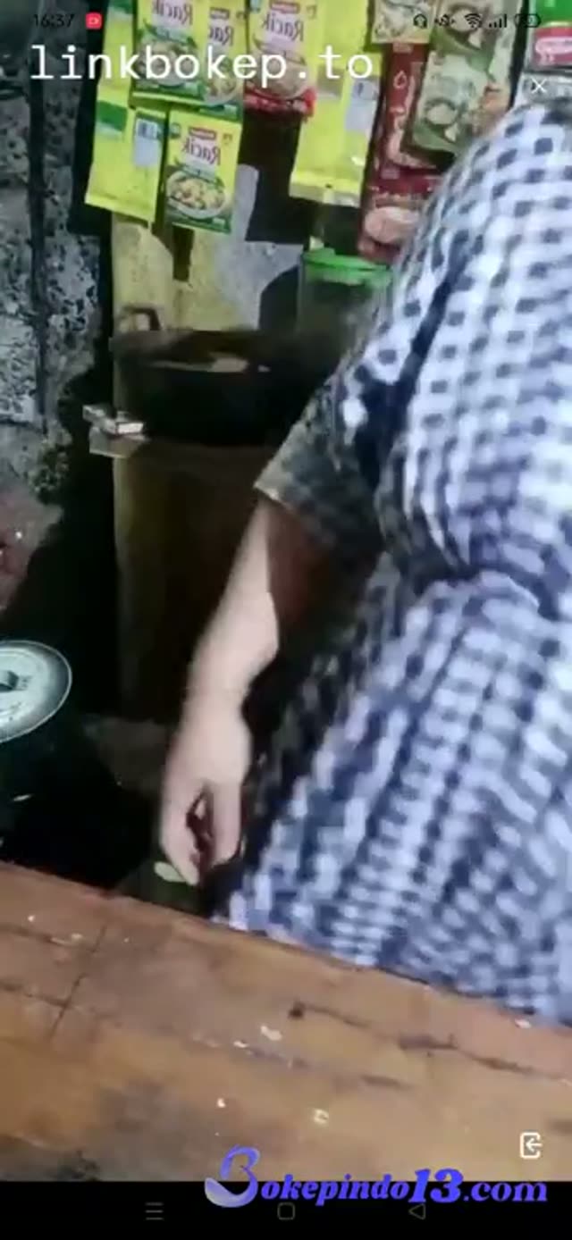 penjaga warung juga nafsuan sambil jaga warung ngajakin pemeli muasin nafsu
