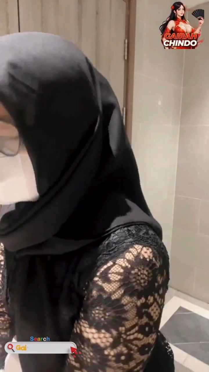 kebaya hitam kacamata omek di toilet umum