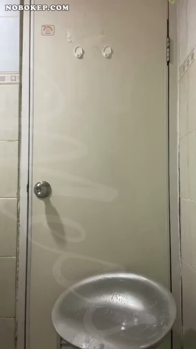 tante cantik mandi sambil direkam buat ngirim ke brodongnya